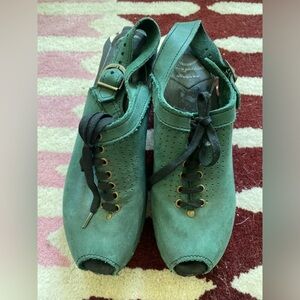 No. 6 clogs w/ black base